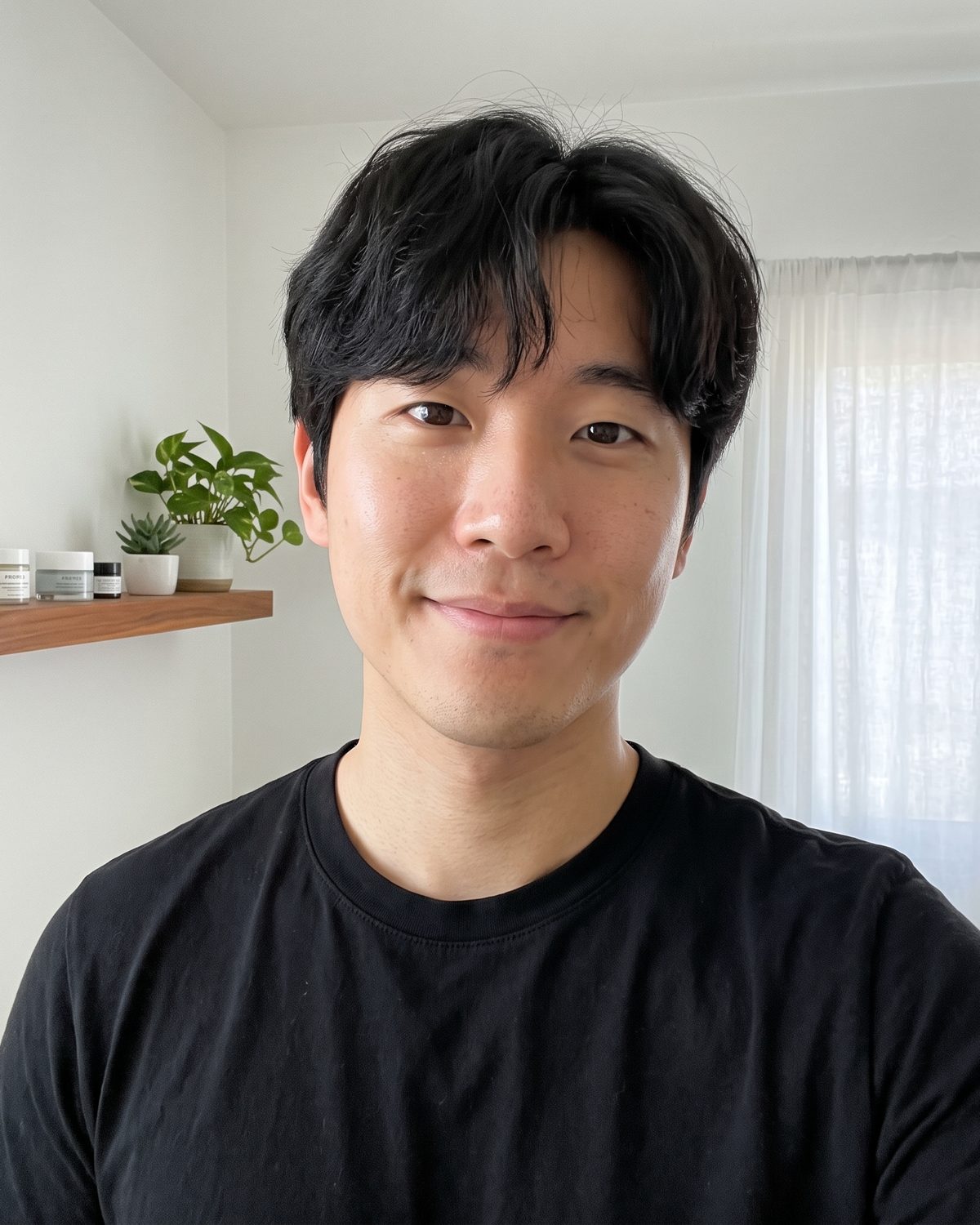 Do-Yun en su departamento, con camiseta negra